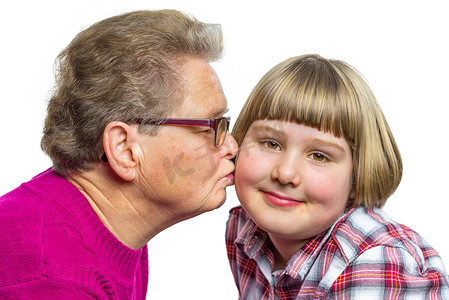 代沟摄影照片_荷兰祖母亲吻孙子脸颊