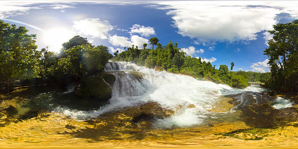 美丽的热带 Aliwagwag Falls.360 度视图。