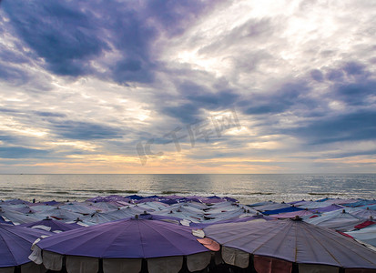 大雨伞摄影照片_沿着海滩挤满了大伞