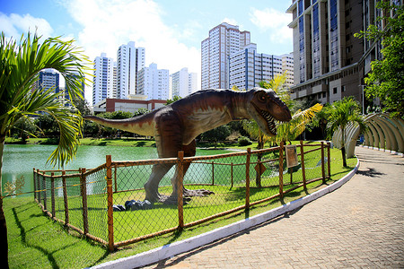 公园里的恐龙雕塑
