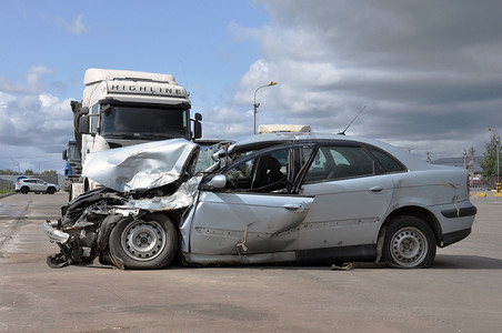 涉及汽车和卡车的事故。