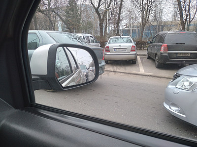 2021年，罗马尼亚布加勒斯特，通过车窗和镜子看路，路上的汽车