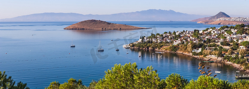爱琴海海岸，拥有奇妙的蓝色海水、丰富的自然、岛屿、山脉和小白屋
