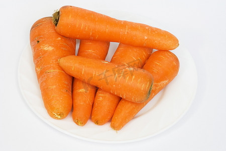 红萝卜边框摄影照片_在白色背景的成熟新鲜的红萝卜。