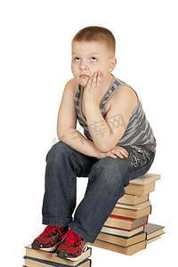 男孩坐在他手中的头上的书上