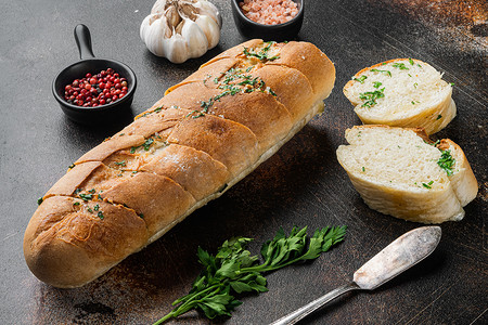 大蒜面包填充复合香草黄油，在古老的深色乡村餐桌背景上