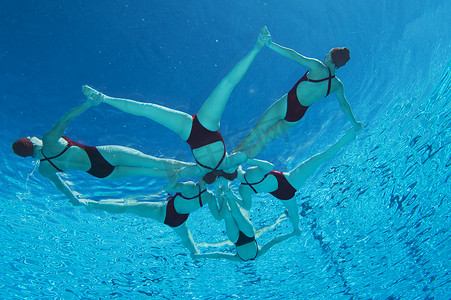 花样游泳运动员形成星形水下景观