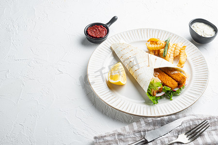 鱼指卷和塔塔酱，在盘子里，在白色背景上，有复制空间和文本空间