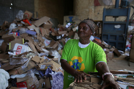 垃圾收集分类摄影照片_从事材料回收工作的黑人妇女