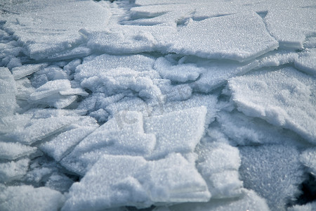 冰山水面摄影照片_卡普恰盖湖的冰