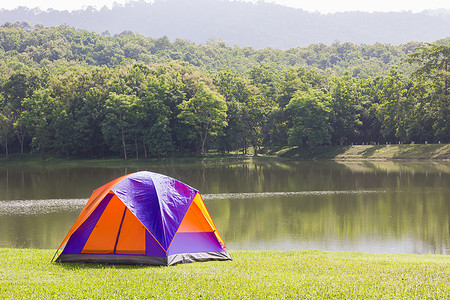 在森林露营地露营的圆顶帐篷