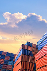 码头摄影照片_装运场、运输码头场、进出口工业概念中货物运输集装箱的彩色堆叠模式