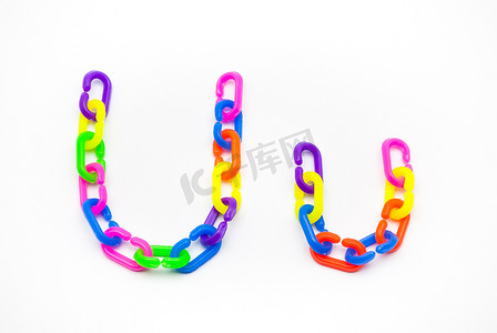 U 和 u 字母表，由彩色塑料链创造