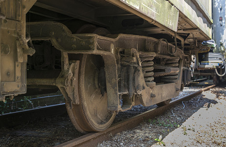 铁路上火车上旧的锈迹斑斑的脏轮子