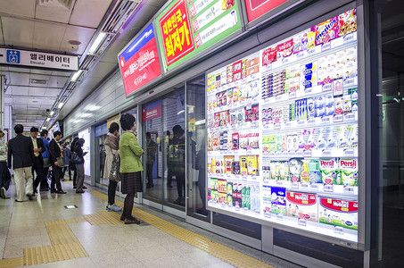 韩国首尔宣陵地铁站的虚拟商店屏幕