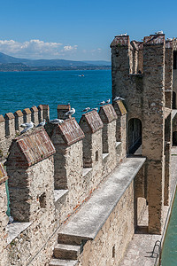西湖水摄影照片_Scaliger 城堡，建于 14 世纪，加尔达湖，西尔苗内，意大利