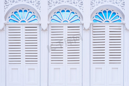美丽的建筑白色窗户与古代古典建筑的装饰框架。