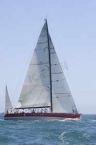 加州帆船队帆船比赛中的三角帆帆船