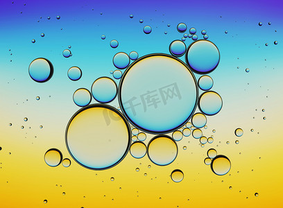 蛋白摄影照片_在白色背景上分离的油泡，在水中特写胶原蛋白乳液。