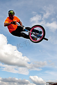 BMX 车手在州博览会上获得空降表演