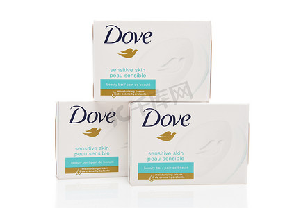 加利福尼亚州尔湾市-2019 年 8 月 20 日：三盒 Dove Beauty Bar，带有用于敏感皮肤的保湿霜。