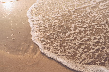 飞溅沙子摄影照片_在热带清洁的夏季，带复制空间的沙子和海水飞溅的顶部视图。