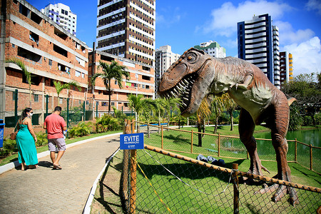 恐龙世界摄影照片_公园里的恐龙雕塑