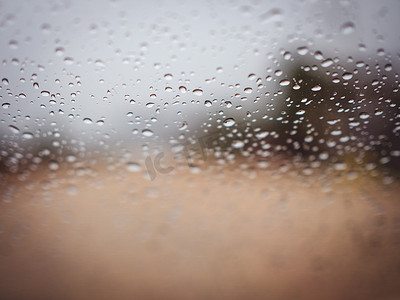 雨海下大雨时，玻璃上的雨滴