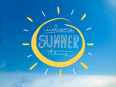 欢迎夏季时间文字字母和蓝天上的太阳