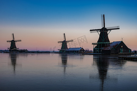 Zaanse Schans 风车村冬季雪景，雪覆盖的木制历史风车 Zaanse Schans Netherlands Holland