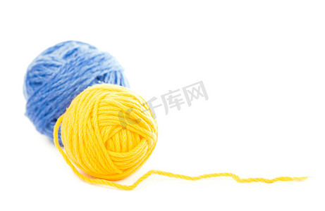 白色背景中的蓝色和黄色羊毛线球