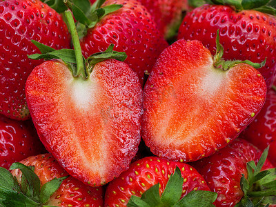 表面布满种子的草莓甜红果 红莓心形果的特写质地