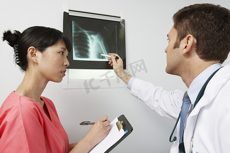 面部x光摄影照片_医生和护士在医院检查 X 光片