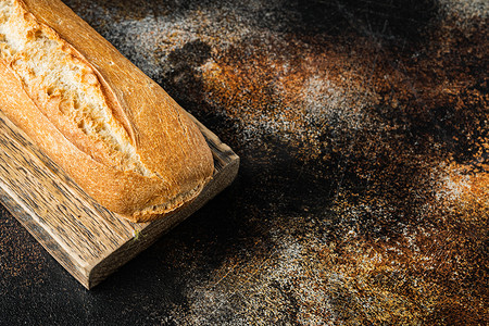 长方形面包，在古老的深色乡村背景中，带有文本复制空间