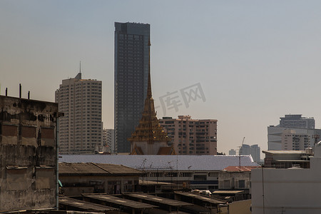 曼谷城市景观与泰国寺庙和现代高楼完美共存。