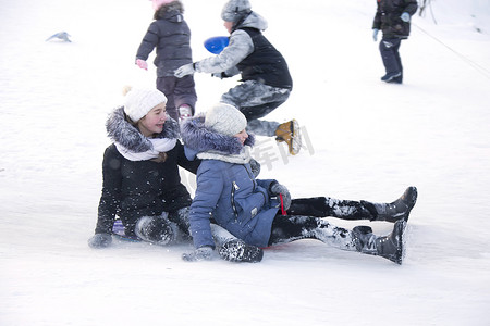白俄罗斯，戈梅利市，2018 年 1 月 7 日。中央公园。孩子们在雪地里玩耍。