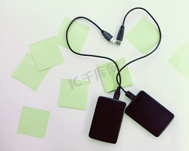 usb彩色摄影照片_由两个外部硬盘驱动器和彩色纸贴纸组成。