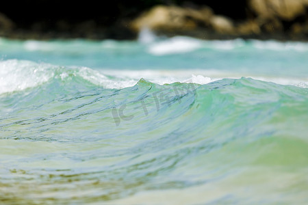 海洋波浪摄影照片_强大的、暴风雨的、泡沫状的波浪被风卷起。