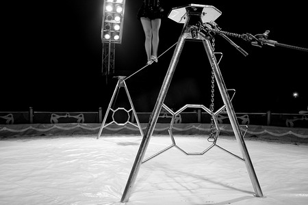 体操运动员单杠摄影照片_女杂技演员的腿