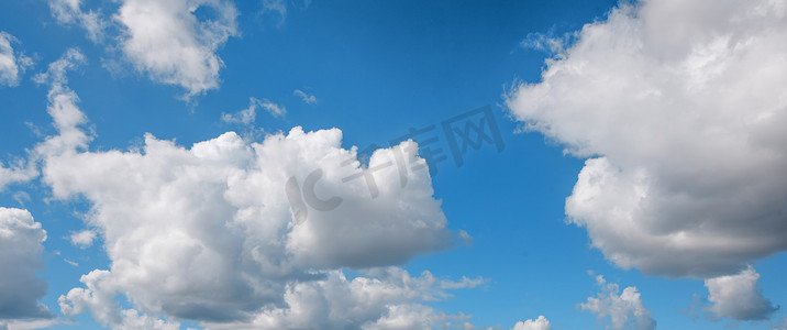 白色的卷云，羽毛状的云彩在日落时映衬着春天明亮的蓝色多云天空