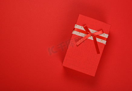 有丝带弓的红色礼物盒