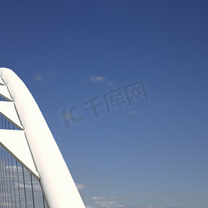弧形桥摄影照片_现代白桥