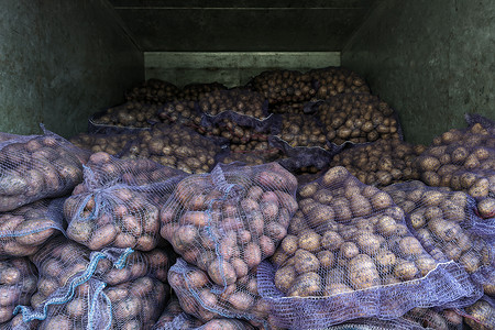 金属干货箱卡车内袋中的一堆土豆 — 有选择地聚焦的特写