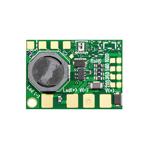 带电感线圈和表面贴装元件的绿色矩形 LED 驱动器 PCB 板的特写顶视图