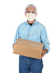 包裹送货员戴着 covid-19 防护面具，一个包裹被白色隔开