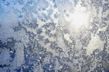 结冰的窗户上的雪花和冰