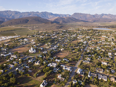 村庄俯瞰摄影照片_空中俯瞰南非的小镇村庄，麦格雷戈
