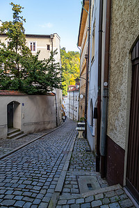 德国巴伐利亚州帕绍的窄巷，铺有鹅卵石路面的小巷
