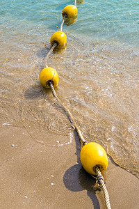 浮标和绳索划分海滩上的区域