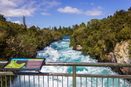 新西兰陶波北岛附近怀卡托河上强大的胡卡瀑布，上面有瀑布信息的标志